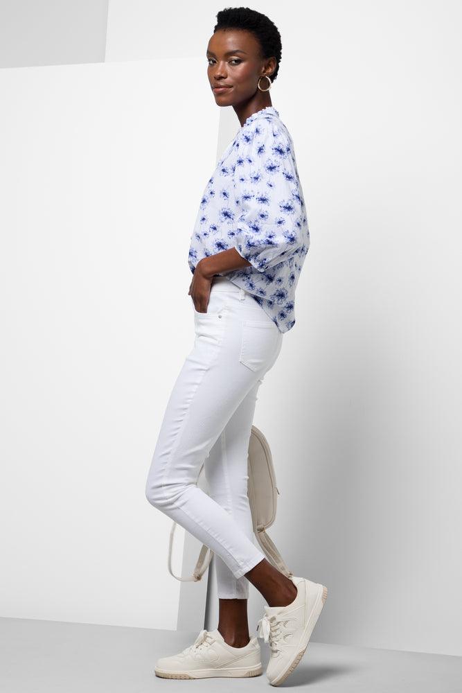 Skinny jeans with white sneakers top