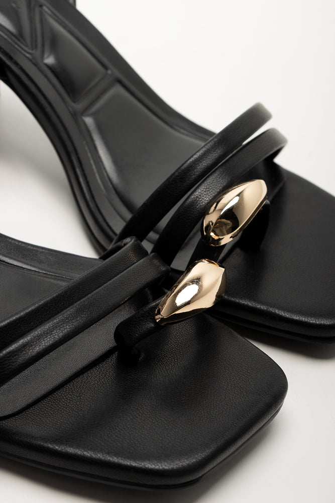 Toe Loop Block Heels Black (2)