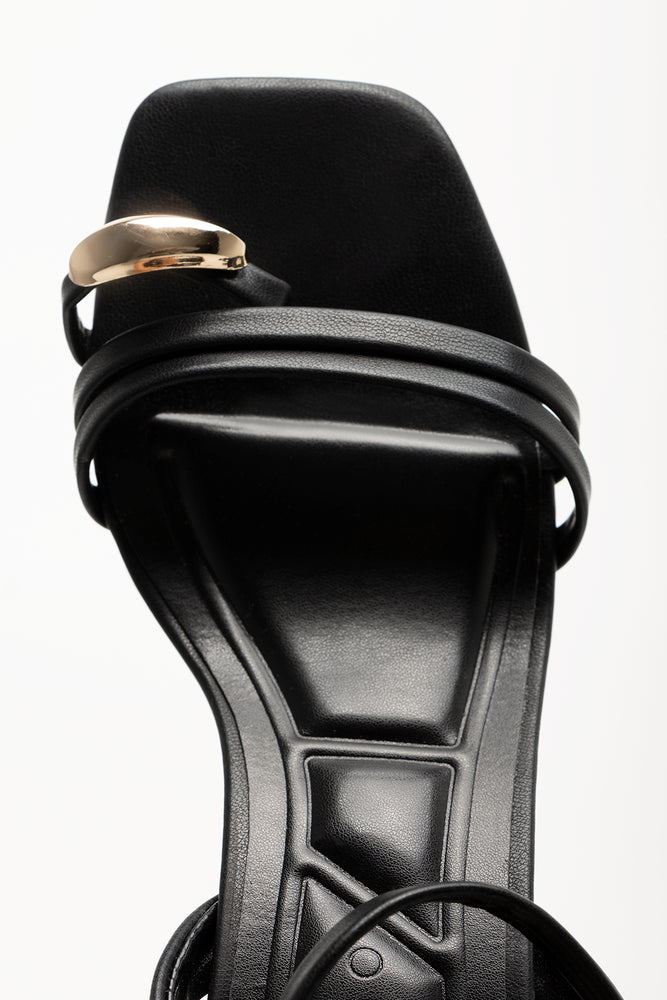 Toe Loop Block Heels Black (4)