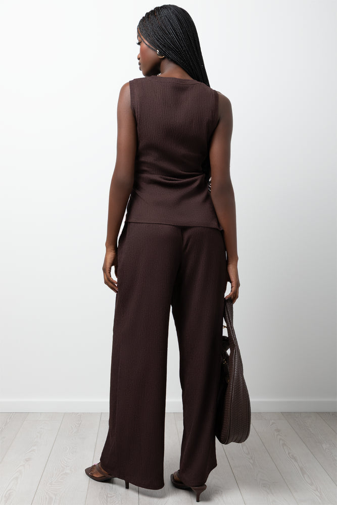 Sleeveless Crinkle Top Brown (2)