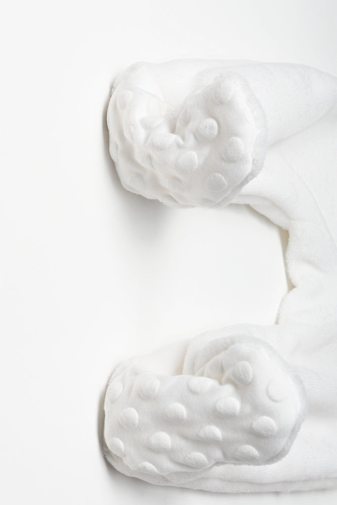 2 Piece Embossed Fleece Set White (2)
