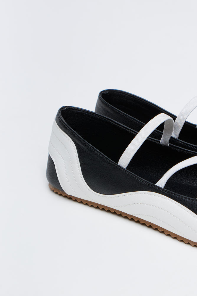 Black & White Sporty Pumps (3)