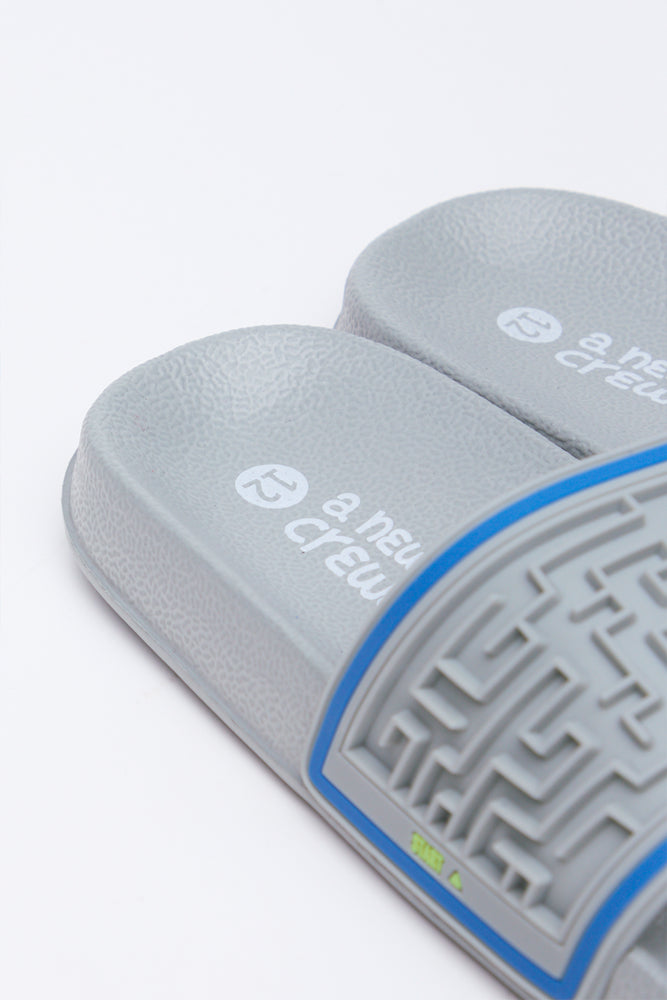 Grey Maze Pattern Slide (3)
